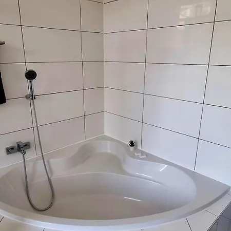 Roter Faden Designer In Der Fur 6 Personen, Privatparkplatz Kostenlos, Kuche, Essbereich * Hannover